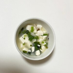 豆腐とチンゲン菜とわかめの味噌汁
